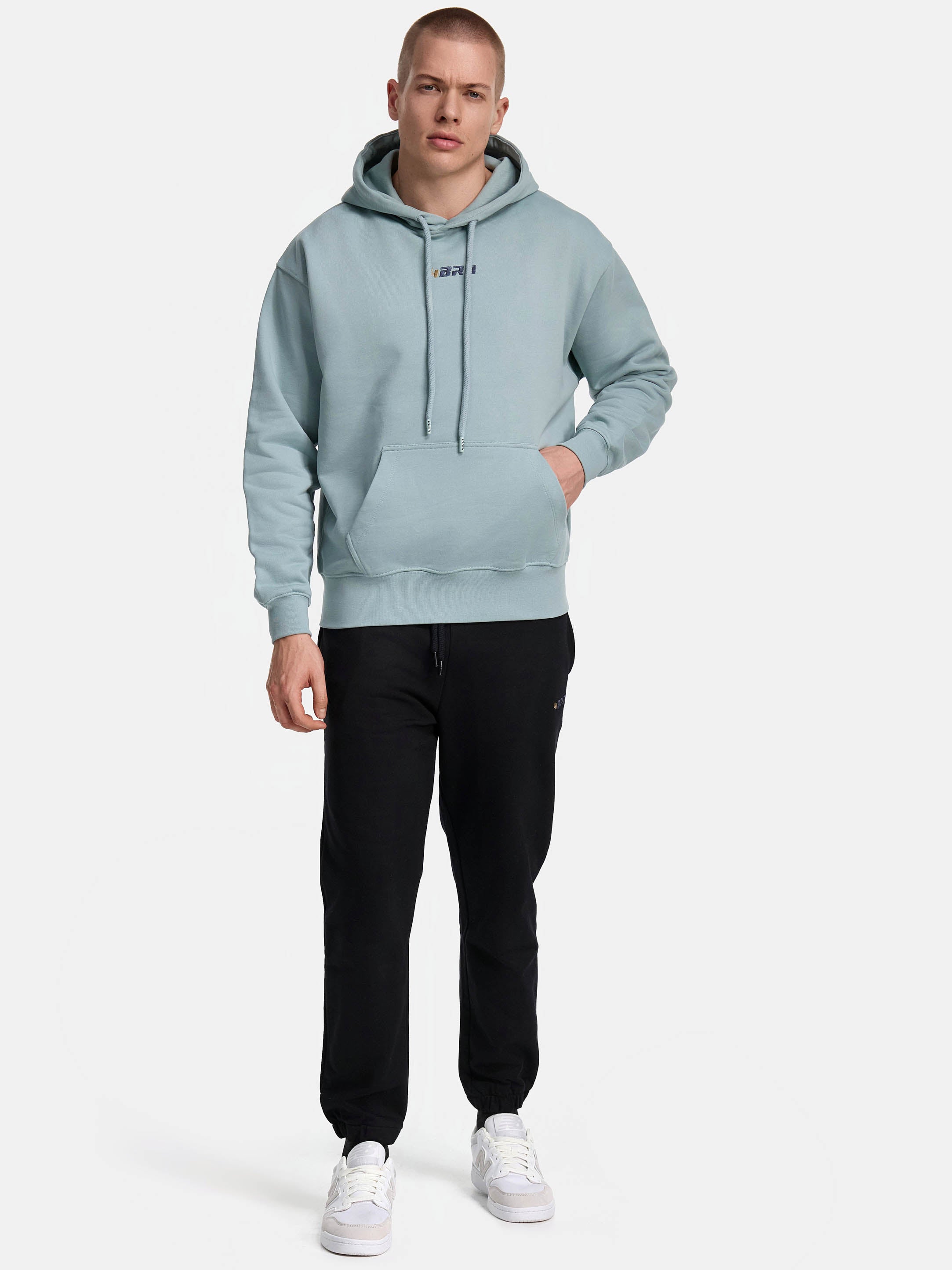 Premium Hoodie in Mint Ansicht Vorne in Kombination mit Sweatpants schwarz