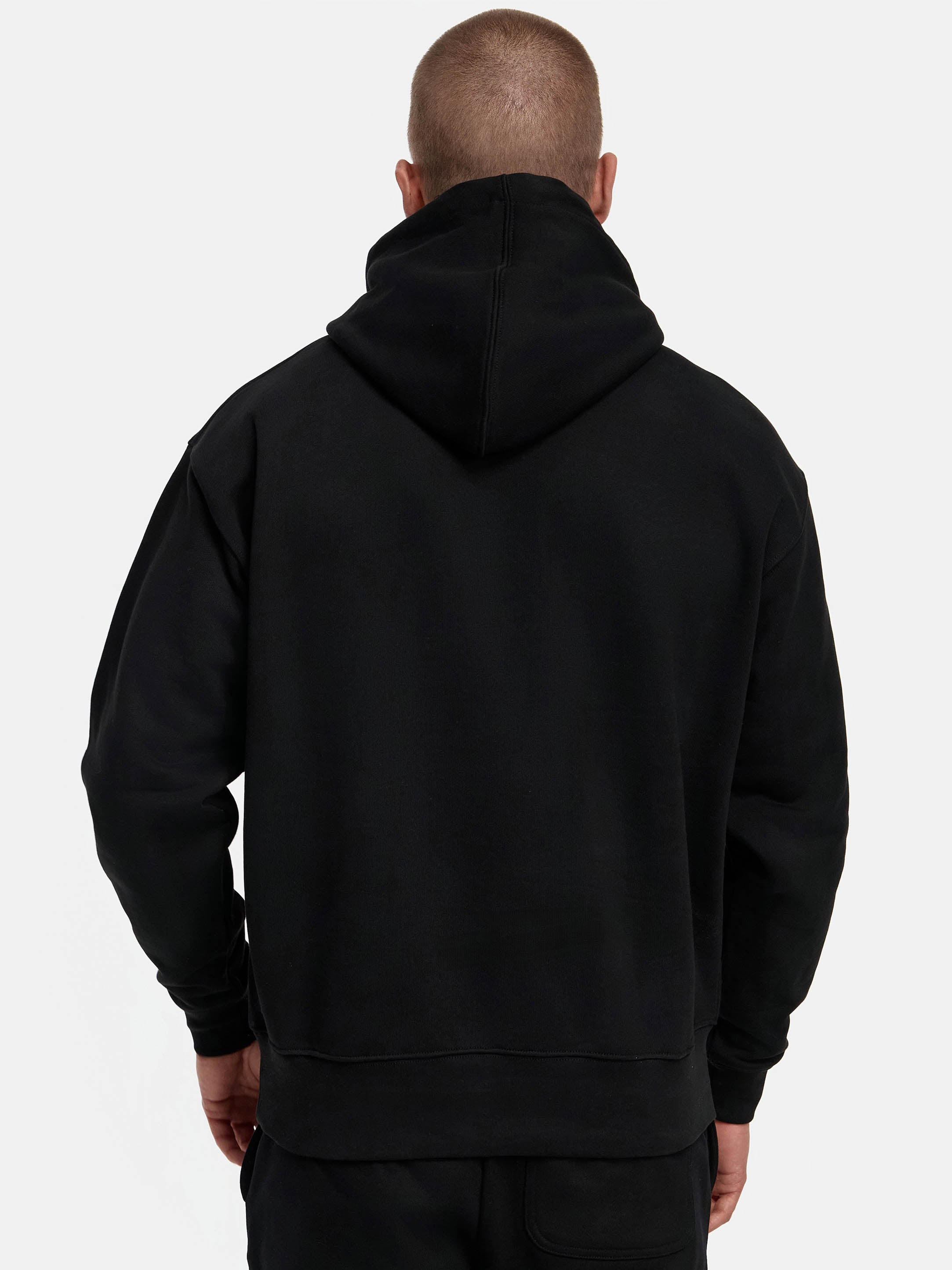 Premium Tracksuits Schwarz Der neue Adidas Basic Hoodie in Schwarz und Blau, zusammen mit Nike Pants, Shorts und einem Tracksuit in Grau, ist im Shop erhältlich. Die XXL Trainingsanzüge für Herren sind perfekt für Sport, Freizeit und den Track-Look.