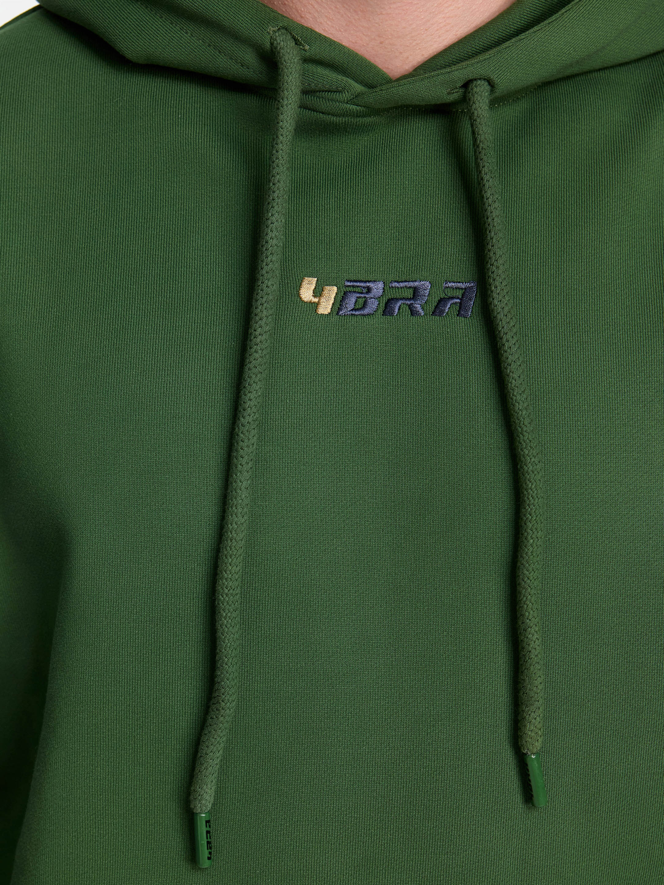 Premium hoodie in gruen ansicht vorne brust mit logo