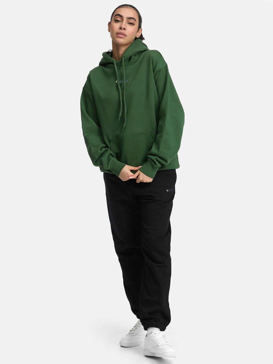 Premium hoodie in gruen ansicht vorne ganzkoerper mit sweatpants schwarz
