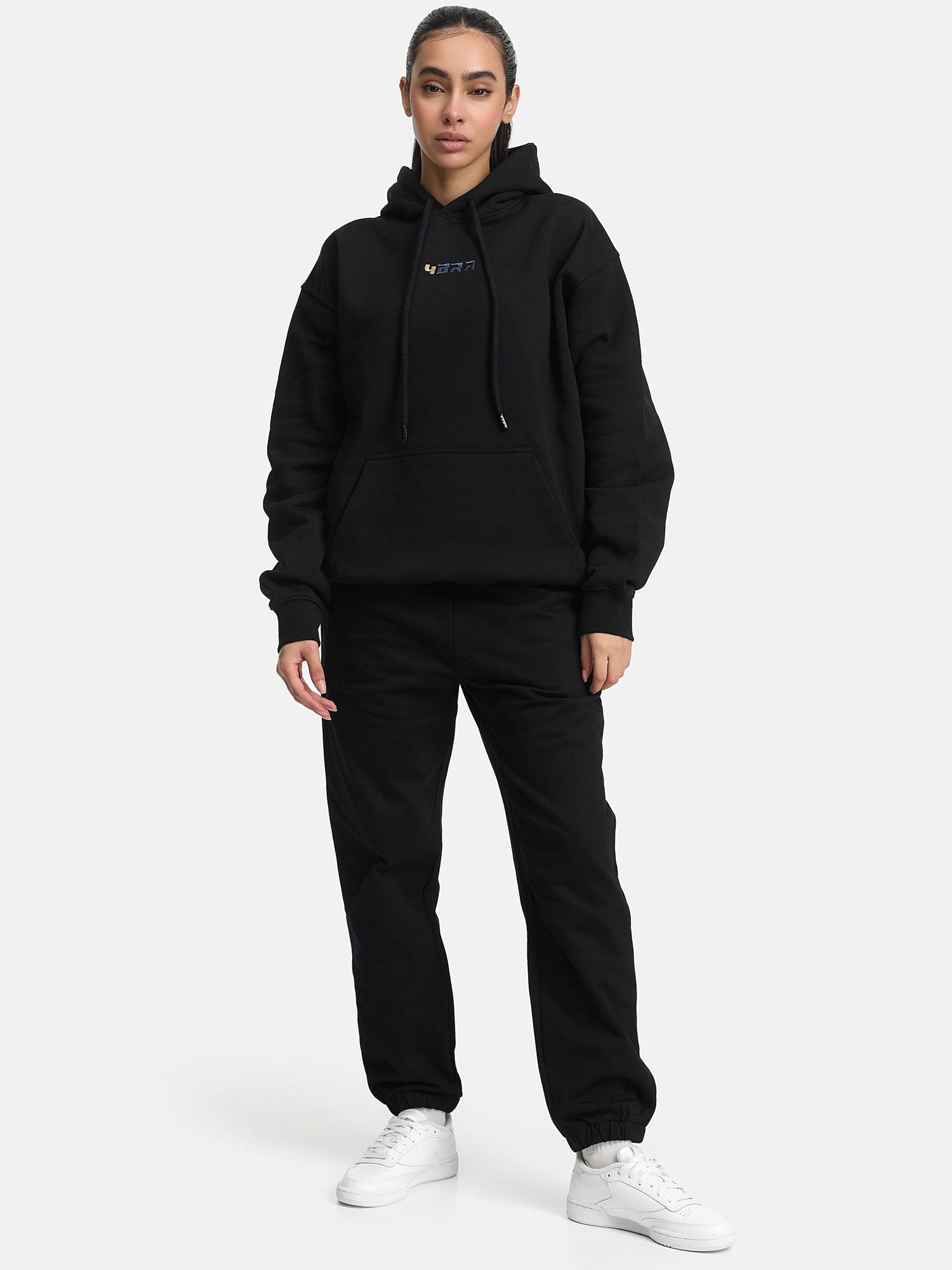 Der neue Adidas Basic Hoodie in Schwarz und Blau, zusammen mit Nike Pants, Shorts und einem Trainingsanzug in Grau, ist im Shop erhältlich. Die Tracksuits in XXL bieten die perfekte Passform für Herren, die auf Qualität und Stil setzen.