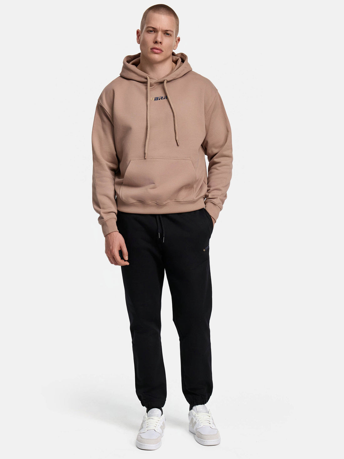 Premium_Hoodie_braun_ansicht ganzkörper mit schwarzer sweatpants