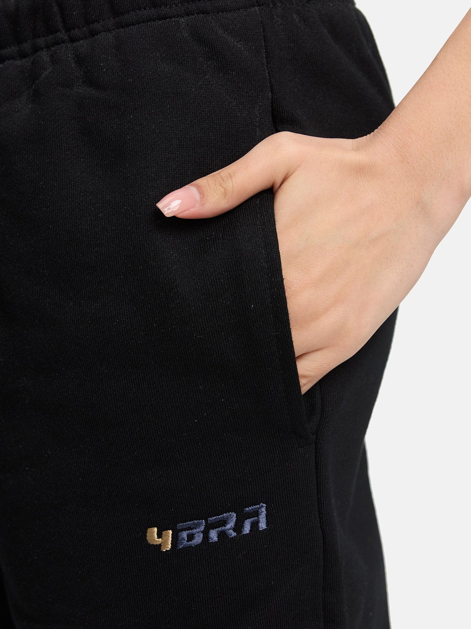 Die Nike Pants, Shorts und der Tracksuit in Grau und Schwarz, zusammen mit dem XXL Trainingsanzug für Herren, sorgen für perfekten Komfort – alles erhältlich im Shop, inklusive dem Adidas Hoodie in Basic Blau und Schwarz.