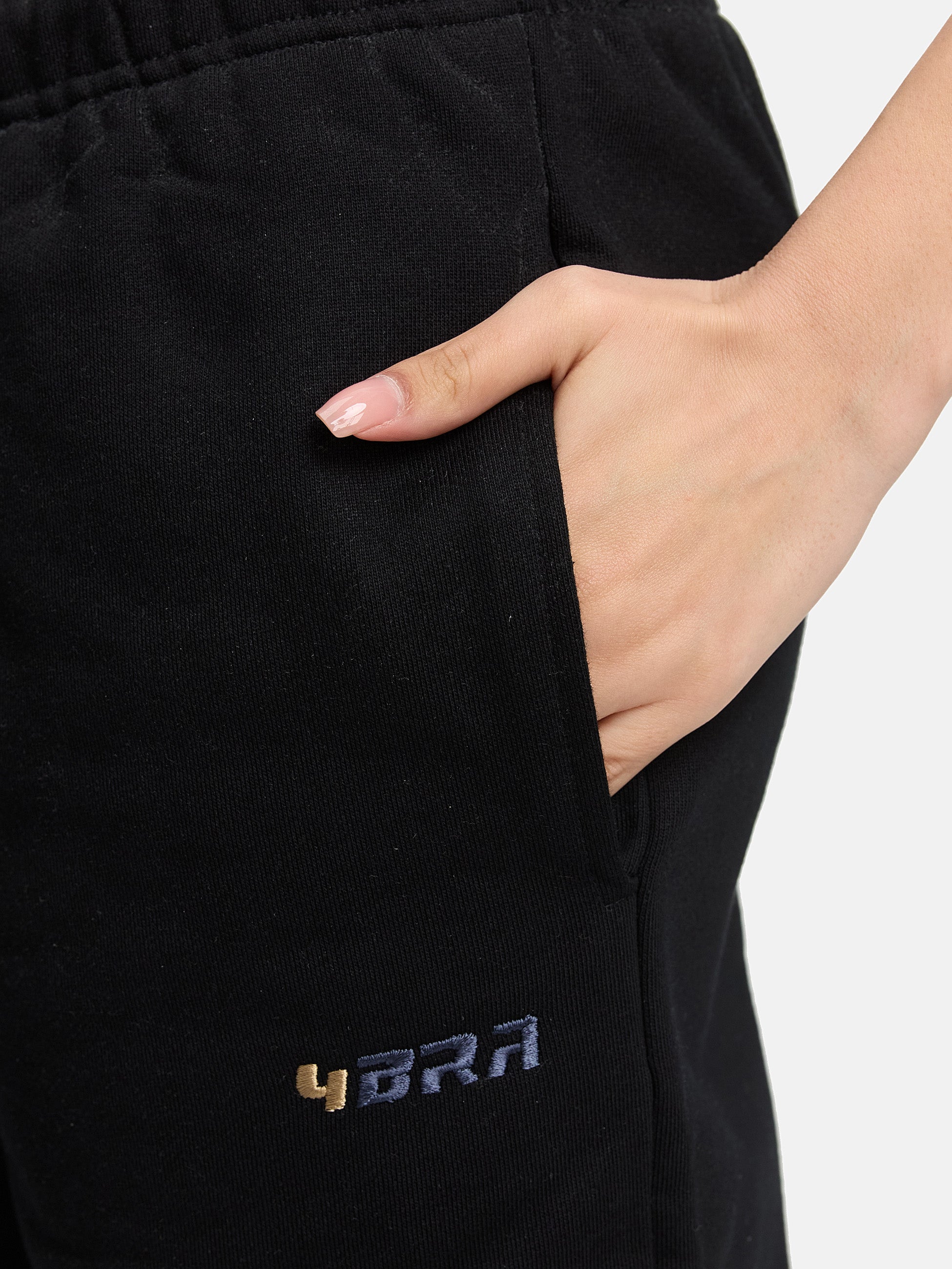 Die Nike Pants, Shorts und der Tracksuit in Grau und Schwarz, zusammen mit dem XXL Trainingsanzug für Herren, sorgen für perfekten Komfort – alles erhältlich im Shop, inklusive dem Adidas Hoodie in Basic Blau und Schwarz.