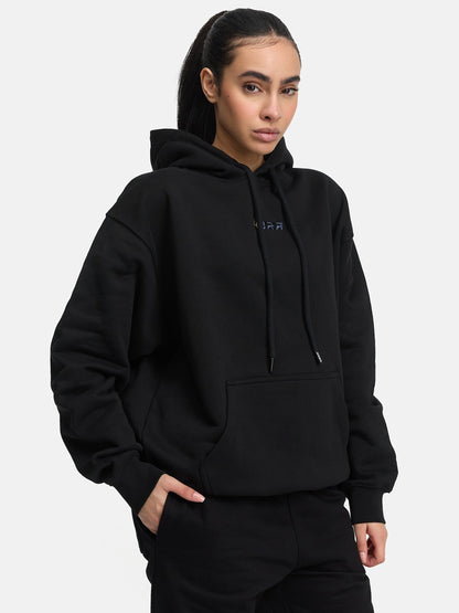 Der neue Adidas Basic Hoodie in Schwarz und Blau, zusammen mit Nike Pants, Shorts und einem Tracksuit in Grau, ist im Shop erhältlich. Die XXL Trainingsanzüge bieten Herren einen perfekten Fit für Sport und Freizeit.