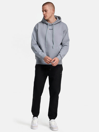 Premium hoodie in grau ansicht vorne in kombination mit schwarzer sweatpants
