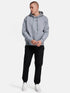Premium hoodie in grau ansicht vorne in kombination mit schwarzer sweatpants