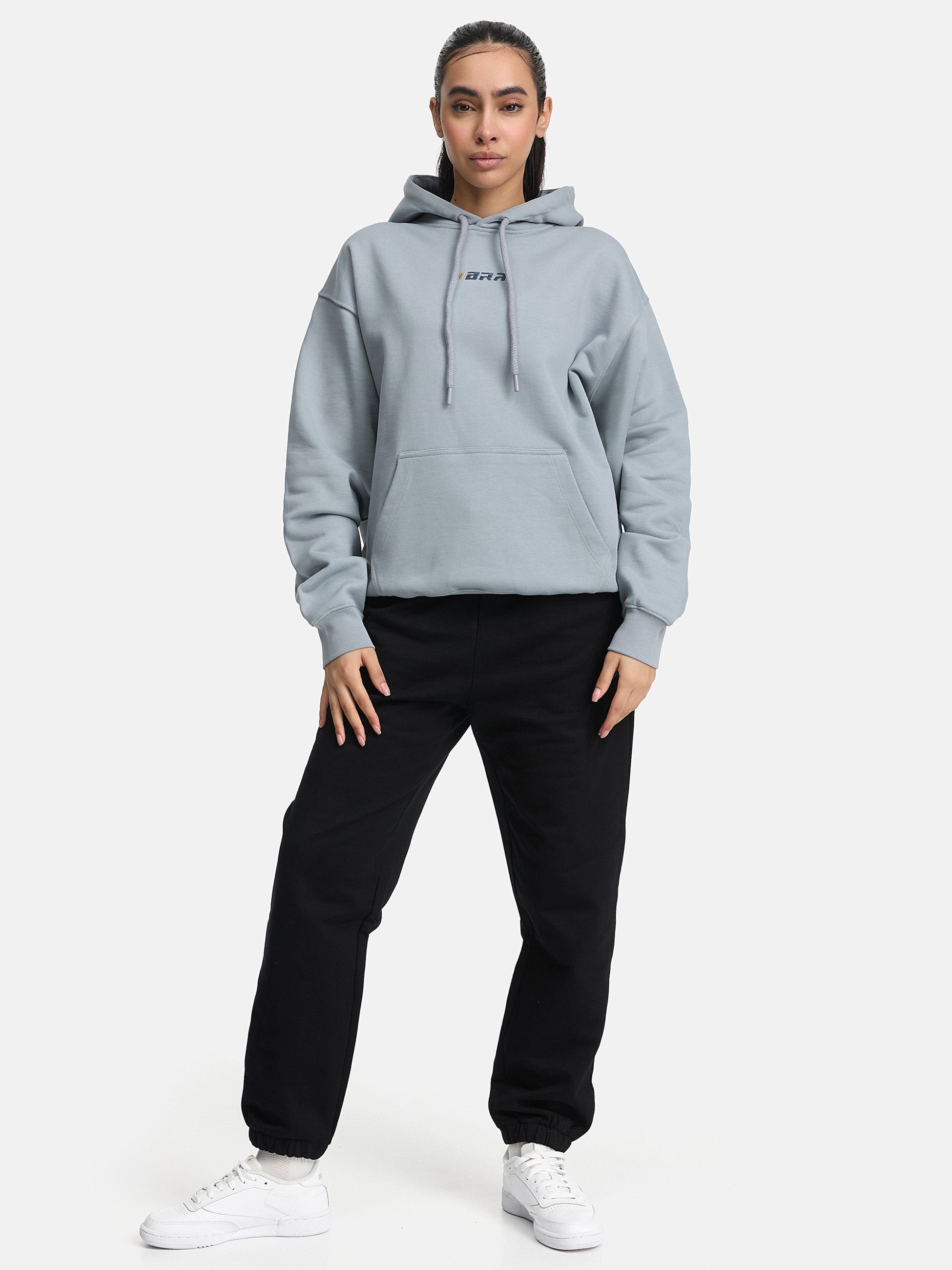 Premium hoodie in mint ansicht vorne ganzkoerper in kombination mit schwarzer sweatpants