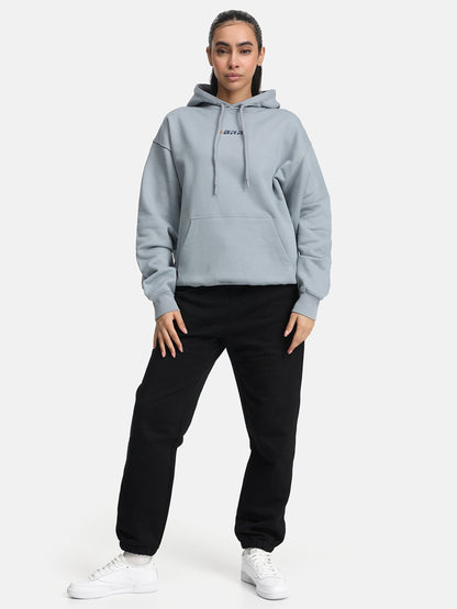 Premium hoodie in mint ansicht vorne ganzkoerper in kombination mit schwarzer sweatpants